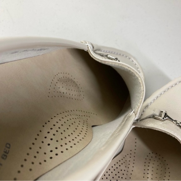 SAS Metro - Leather Loafer
Color: Bone Patent 7.5 N - Picture 10 of 13